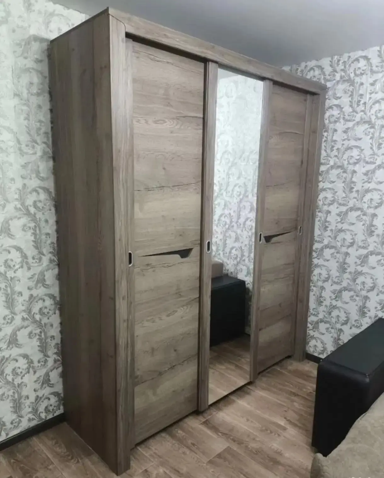 Продам трёхстворчатый шкаф-купе с зеркалом в отличном состоянии. Выполнен из тёмного де...