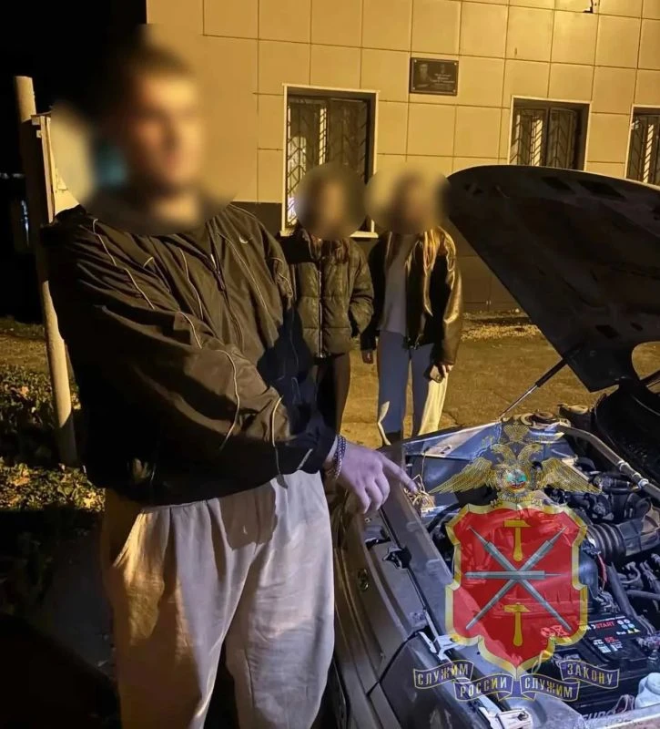 📌 В Новомосковске 19-летний парень украл аккумулятор из «копейки»