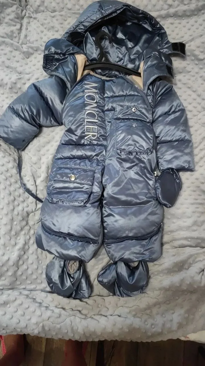 Продаётся зимний комбинезон. 74 см