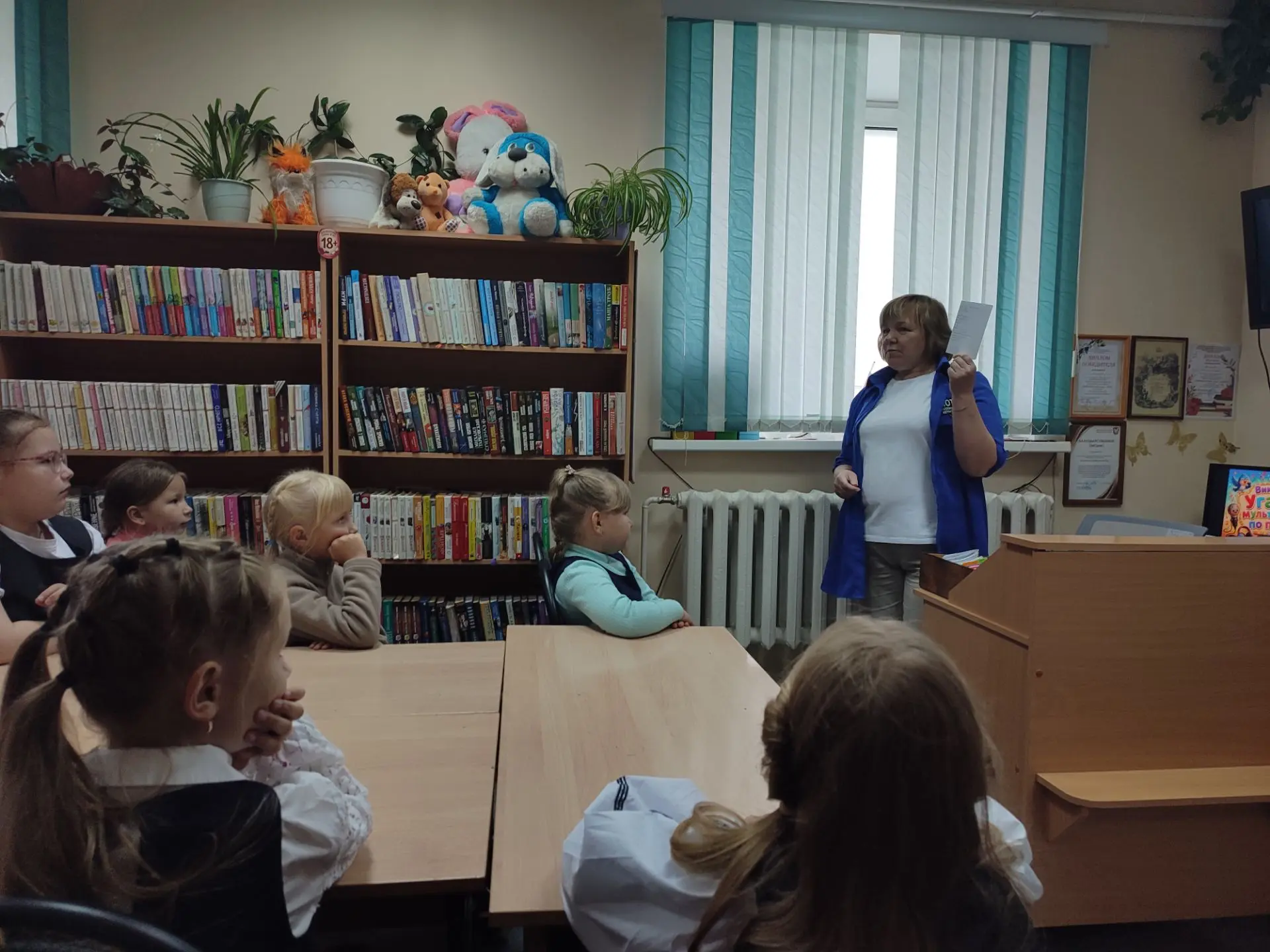 🎉 Экскурсия в мир книг: первый класс побывал в сельской и школьной библиотеках! 🎉