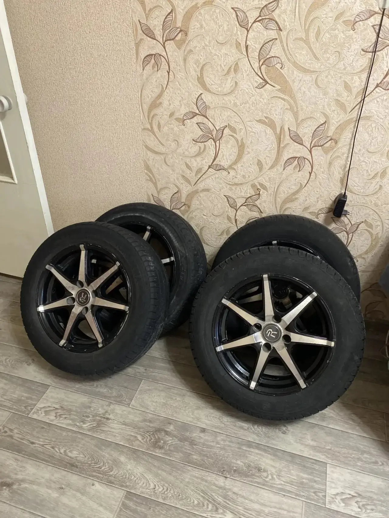 Продам диски R14 стояли на ваз 2110 продаю с летней резиной одна покрышка под замену