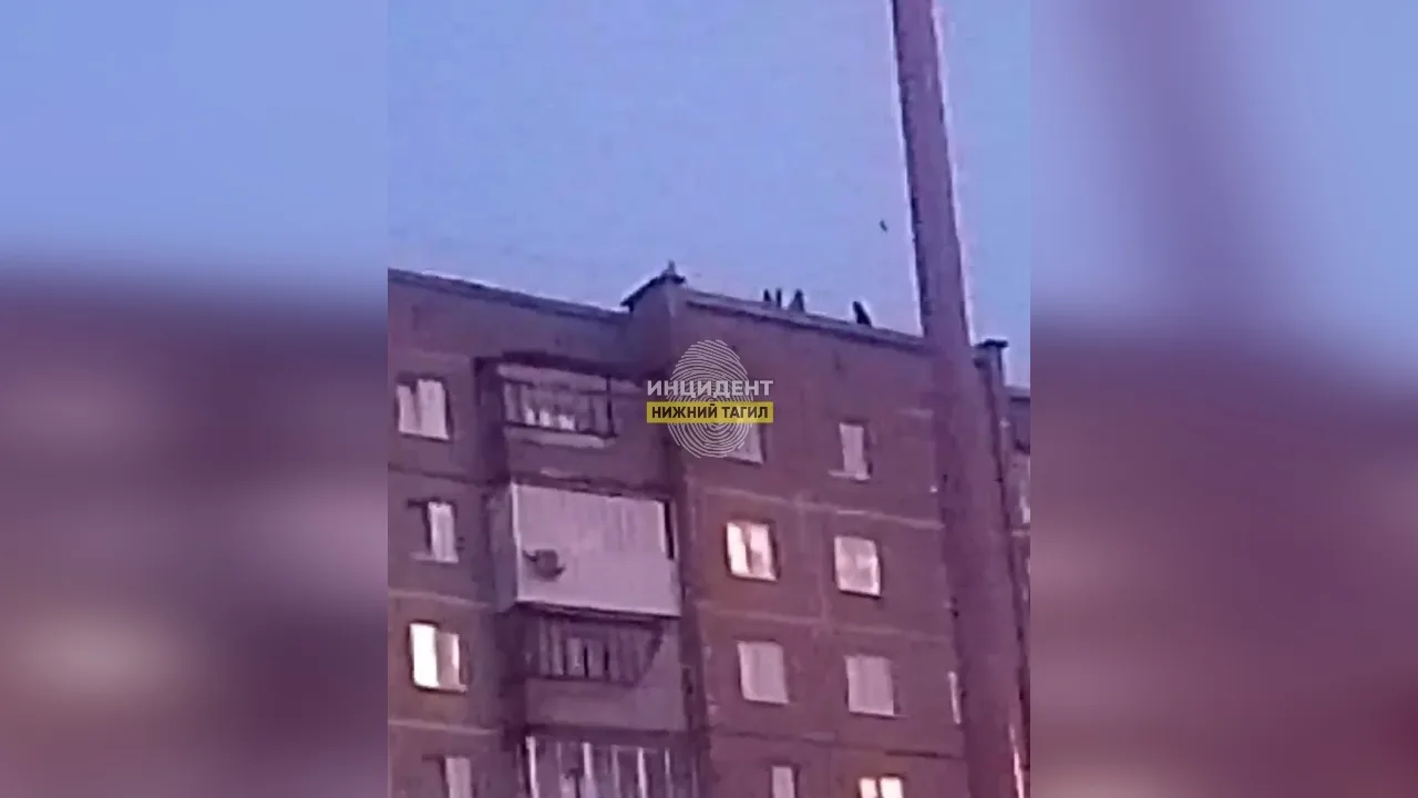 ⭕ «Кидают предметы с крыши»: на Зари, 107 подростки устроили опасные игры на высоте