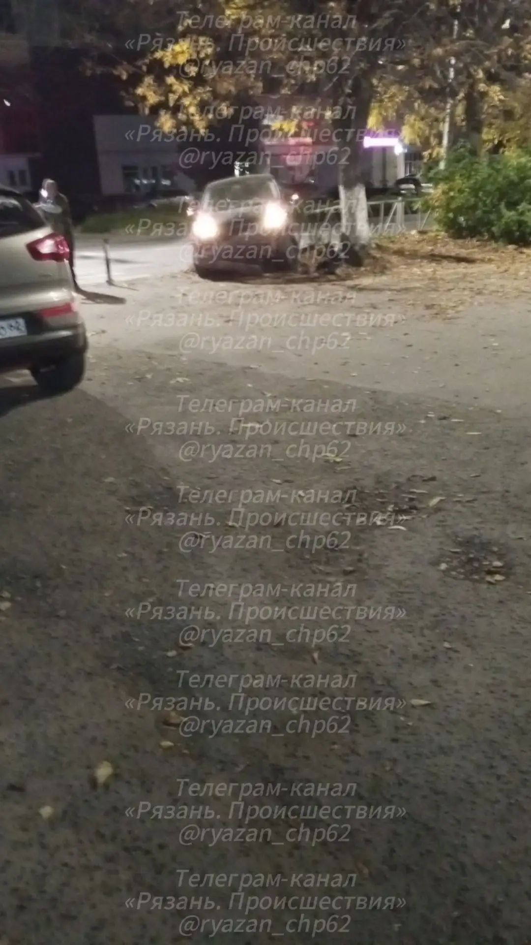 📥📥📥📥📥женщина влетела в забор возле пешеходного перехода  возле остановки аптека