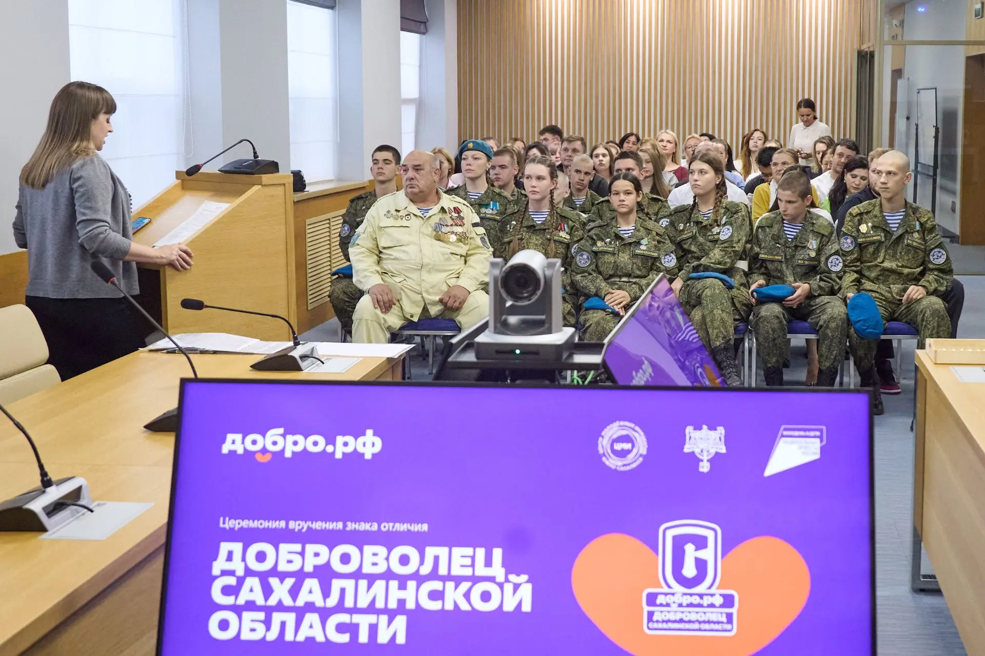 Курсанты и инструкторский состав ВСК «Десантник» награждены знаками «Доброволец Сахалин...