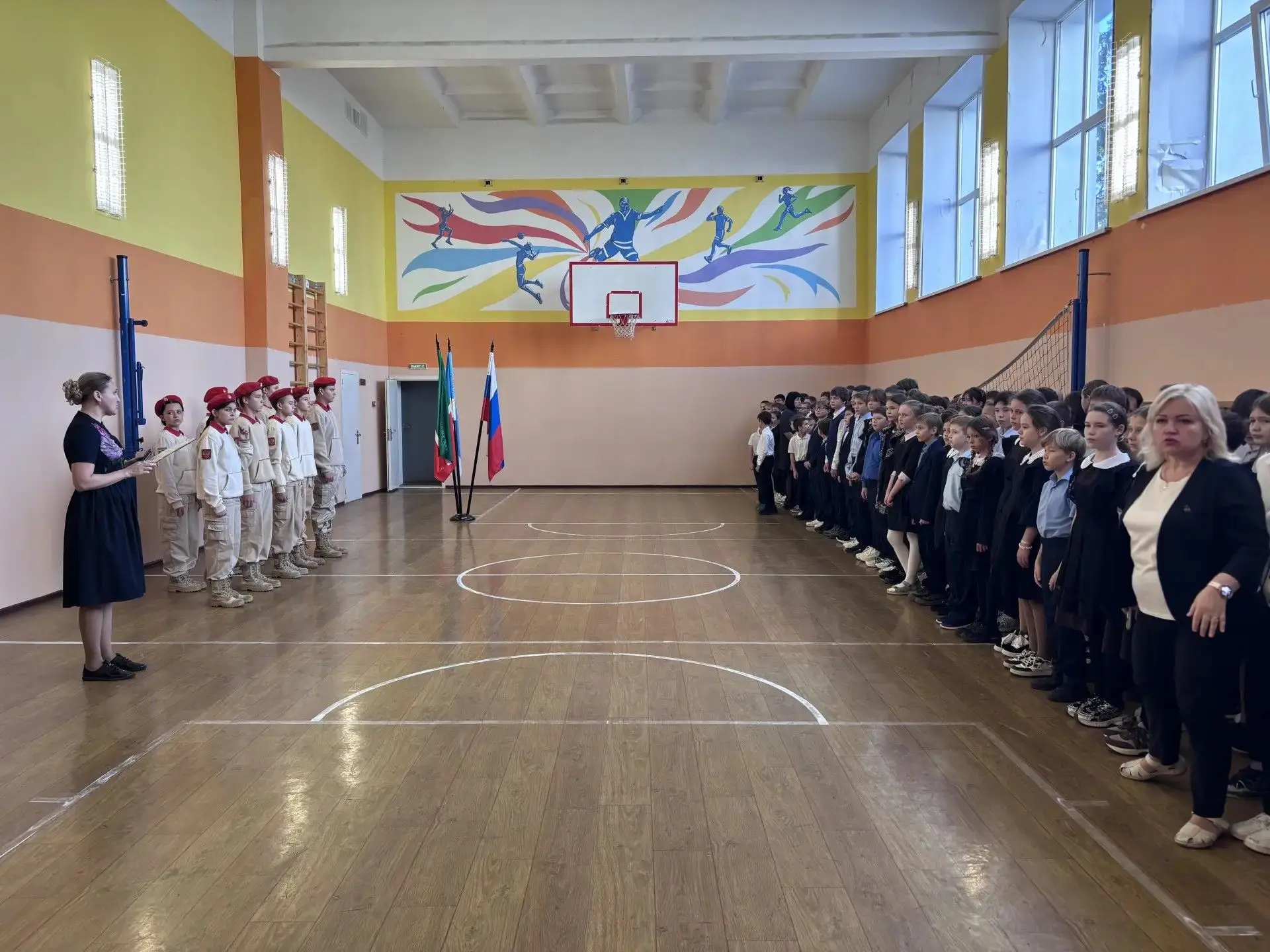 Еженедельная линейка с поднятием государственных флагов и исполнением государственных г...