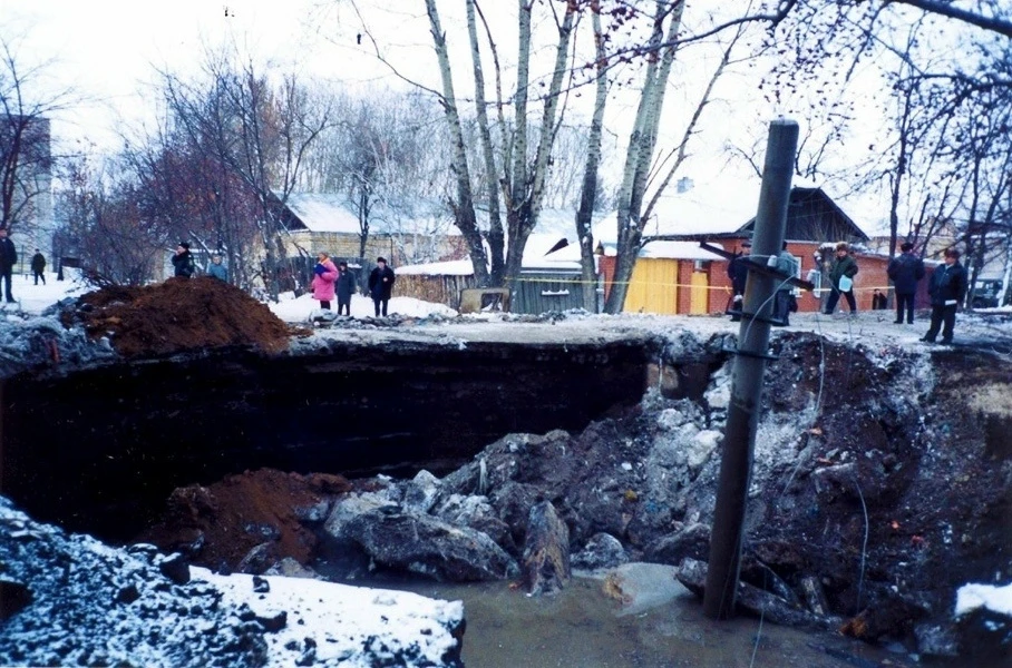 Карстовый провал на улице Труда.
