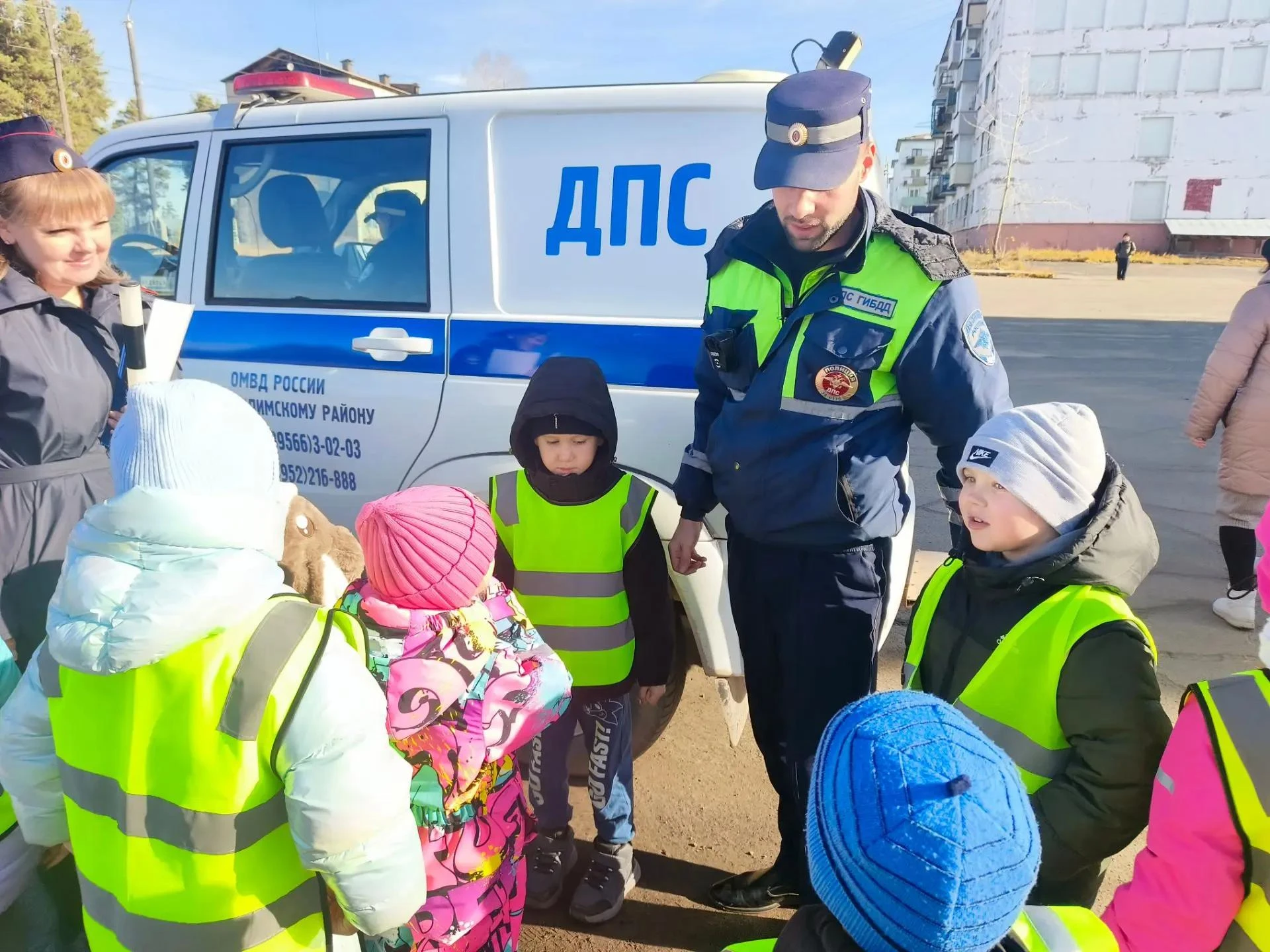 Водитель, пропусти пешехода! Юные инспекторы подготовительной группы вышли на патрулиро...