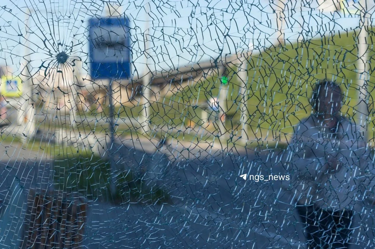Интересно, сколько ещё раз вандалы будут ломать остановки на станции Спортивная, а адми...