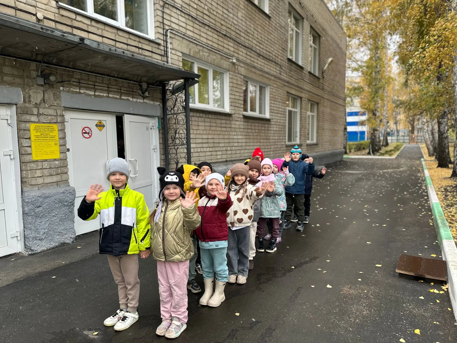 Вчера наши ребята из группы «Теремок» 🏠 побывали в гостях у настоящих книжных сокровищ!