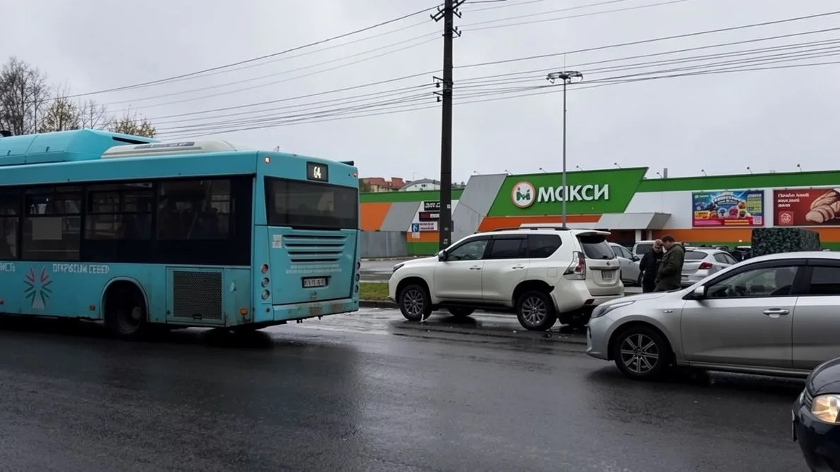 🚨 Автобус РИКО врезался в крузак на улице Урицкого