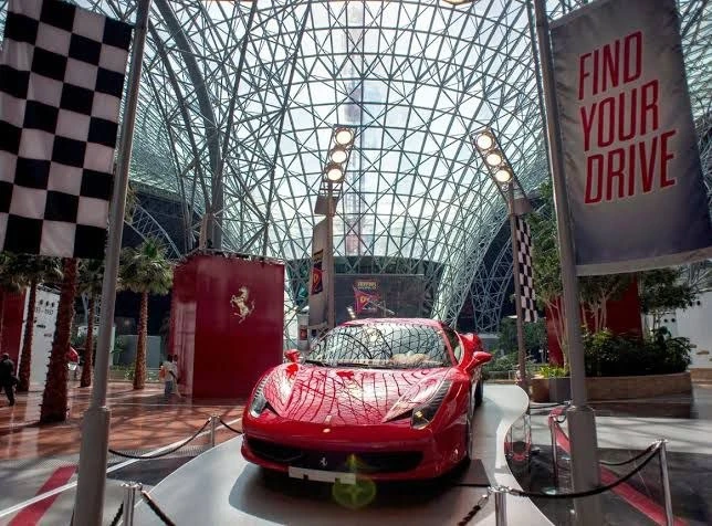 🏎️ Интерьеры парка и выставка суперкаров
