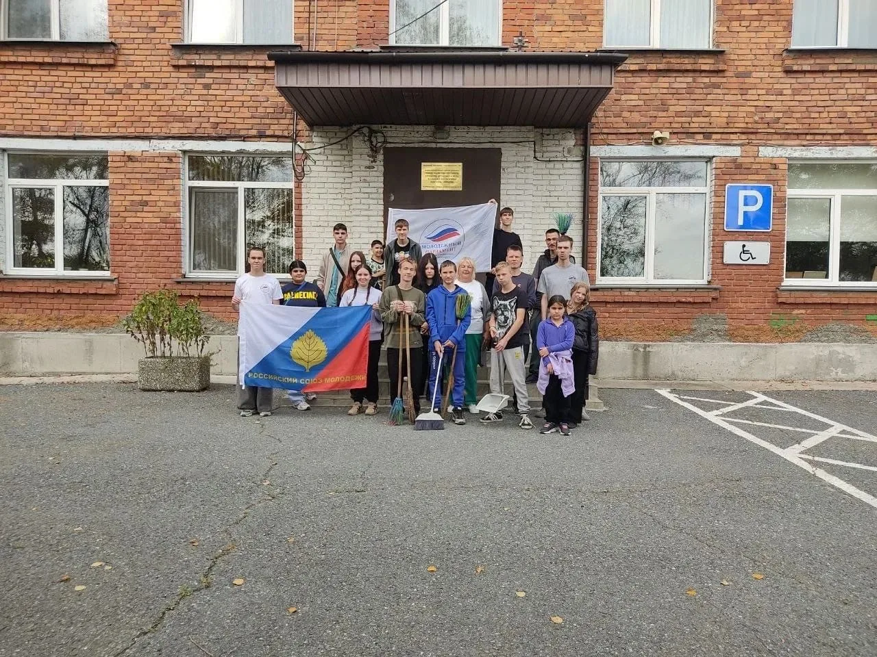 10 октября на территории нашего Центра состоялся субботник! Воспитанники, сотрудники Це...