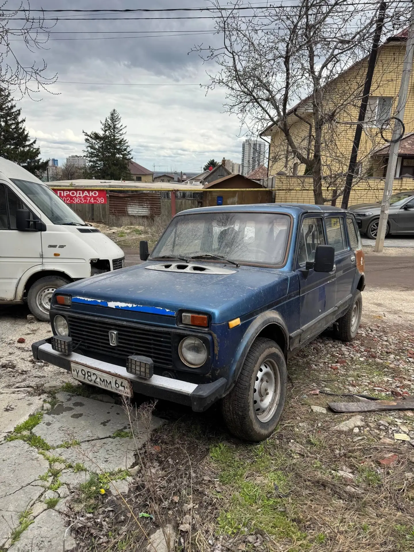 Нива 5д 97г, на ходу мотор 1.7 карб масло не ест,кпп 5 стп,работает не выбивает не хрус...