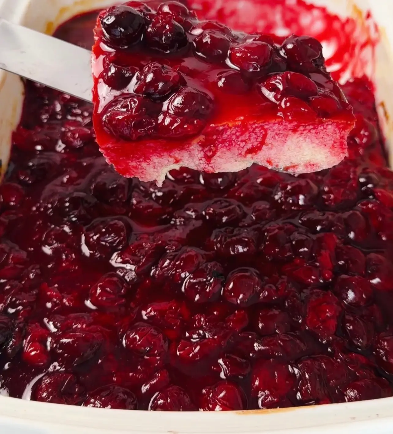🍒🧀✨ «ВИШНЁВЫЙ ВЕЧЕР»: Нежная творожная запеканка с ярким ягодным соусом!