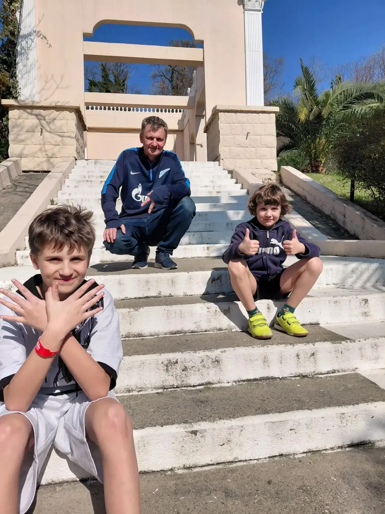 Кравченко Александр и Артём - папа Владислав. Наш папа добрый, заботливый и весёлый. Оч...