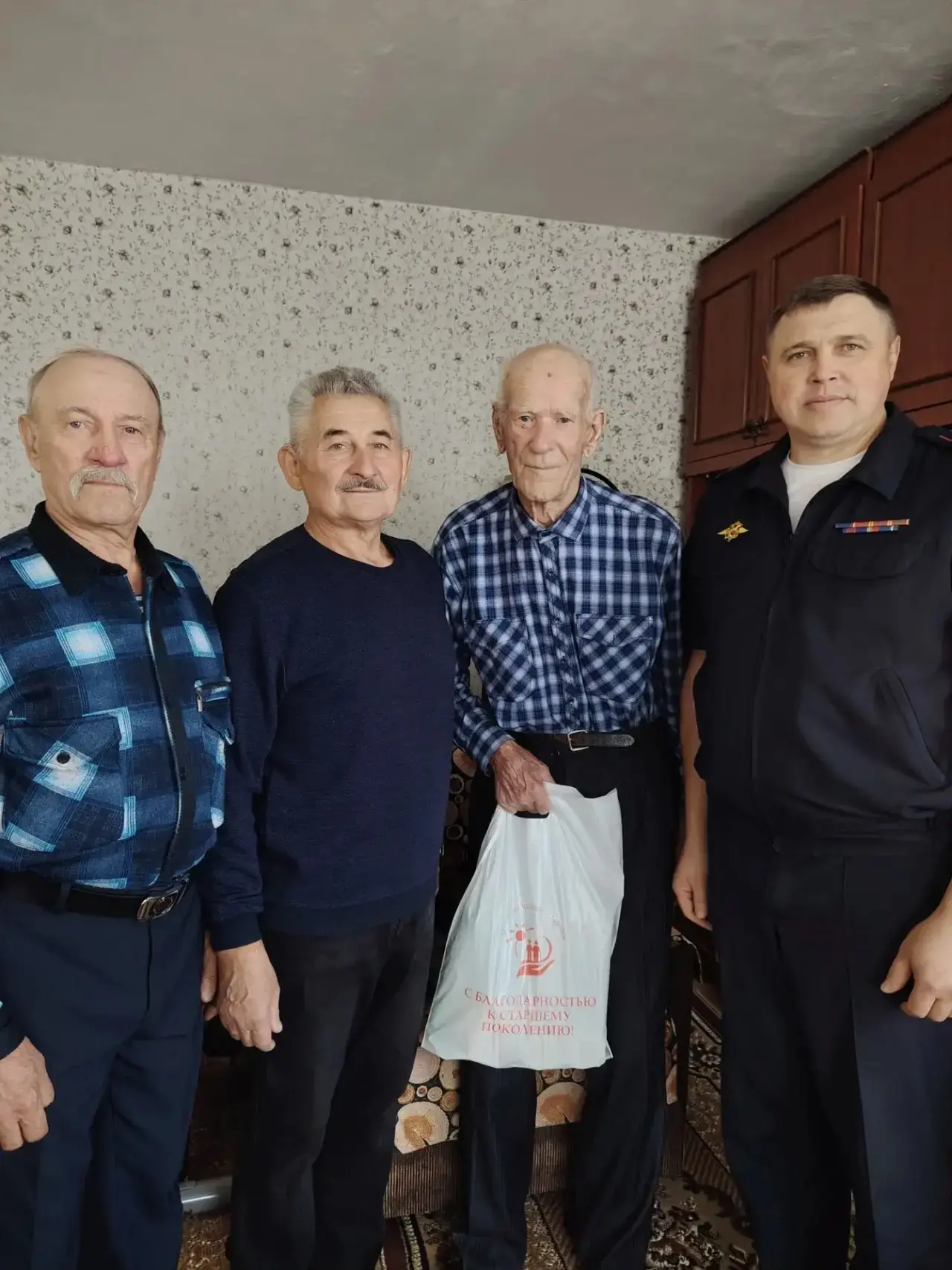 ✨ С теплом и уважением к герою: полицейские навестили 102-летнего ветерана ВОВ