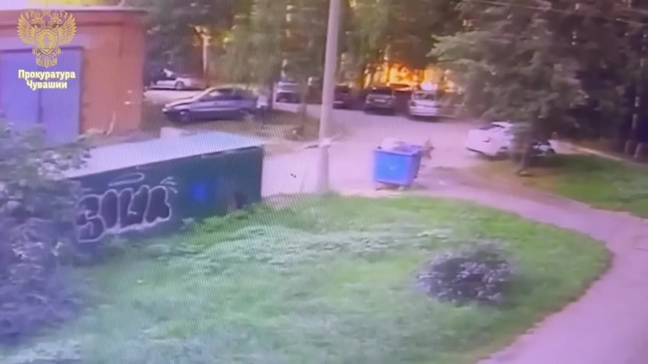 В Чебоксарах 8-летняя девочка провалилась в канализацию.