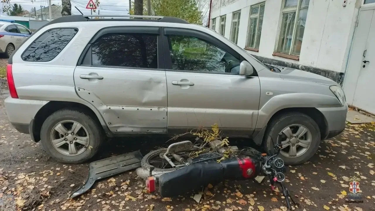 🏍В Таре 17-летний подросток без прав разбил мопед о припаркованную иномарку