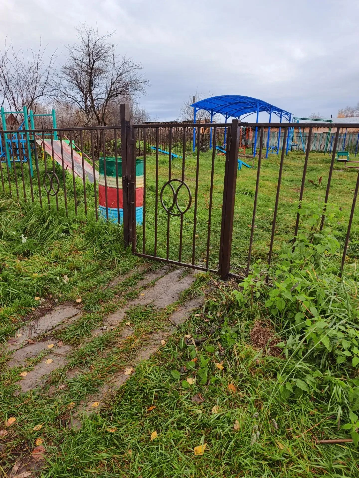 В селе Рыбное выполнены работы по частичной замене ограждения детской площадки. Работы ...