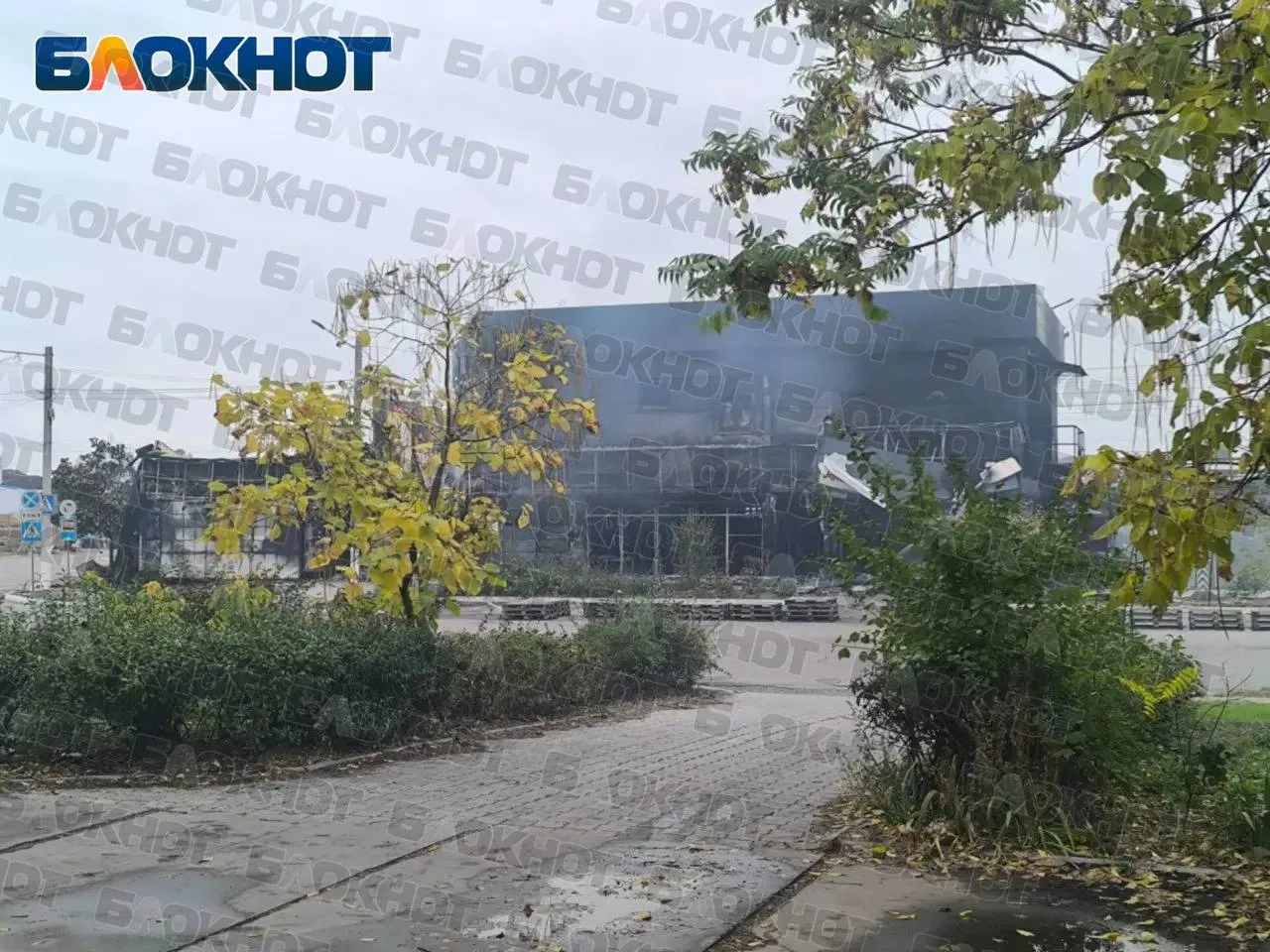 Подписчики прислали фото магазина, сгоревшего сегодня в Новой Каховке