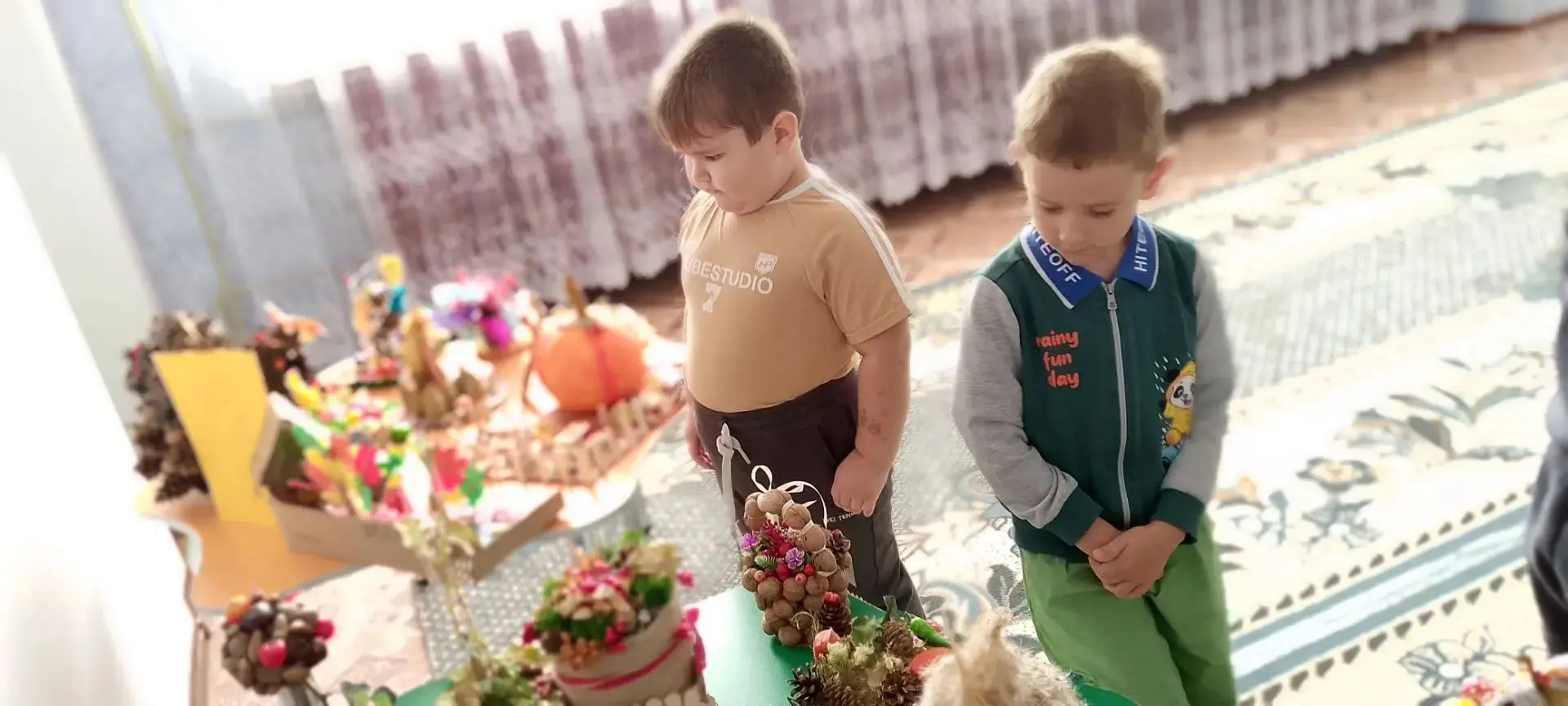 Ах, вернисаж, ах, вернисаж... 🤗🍂🌳🪵✨🐇☔🐞🍇🍄‍🟫🦔