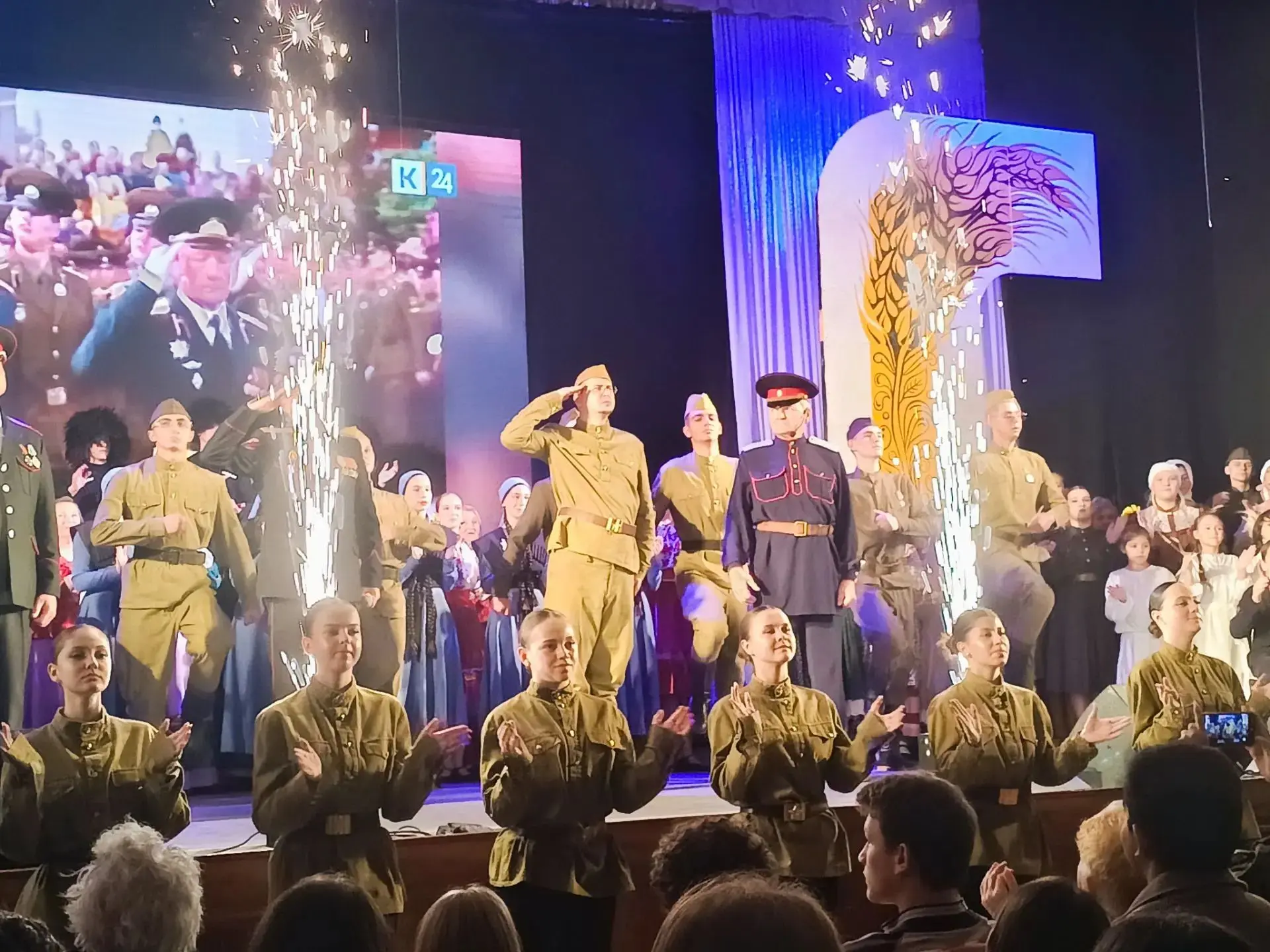 🎭 Ученики 6А класса совместно с родителями и классным руководителем Юлией Сандыбековно...
