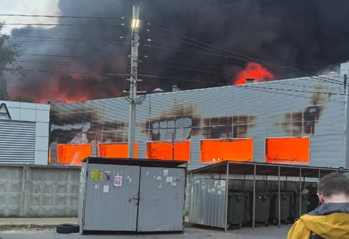 ❗В Аксае локализовали пожар на складе с пластиком