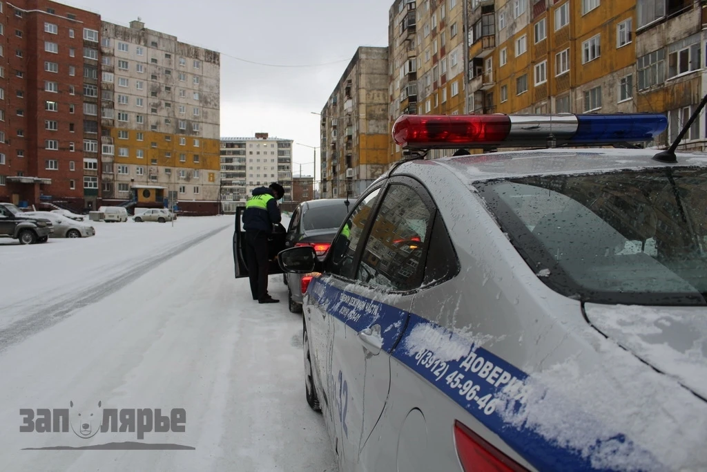 В Норильске ГАИ просит водителей и пешеходов быть осторожнее из‑за гололёда