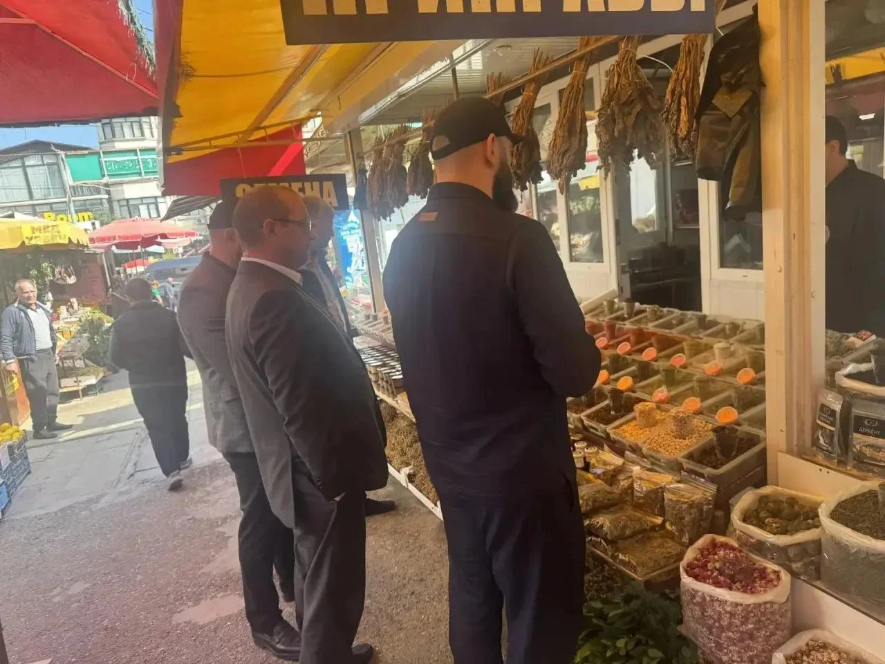 В Дербенте прошло выездное мероприятие по внедрению безналичной оплаты на торговых объе...