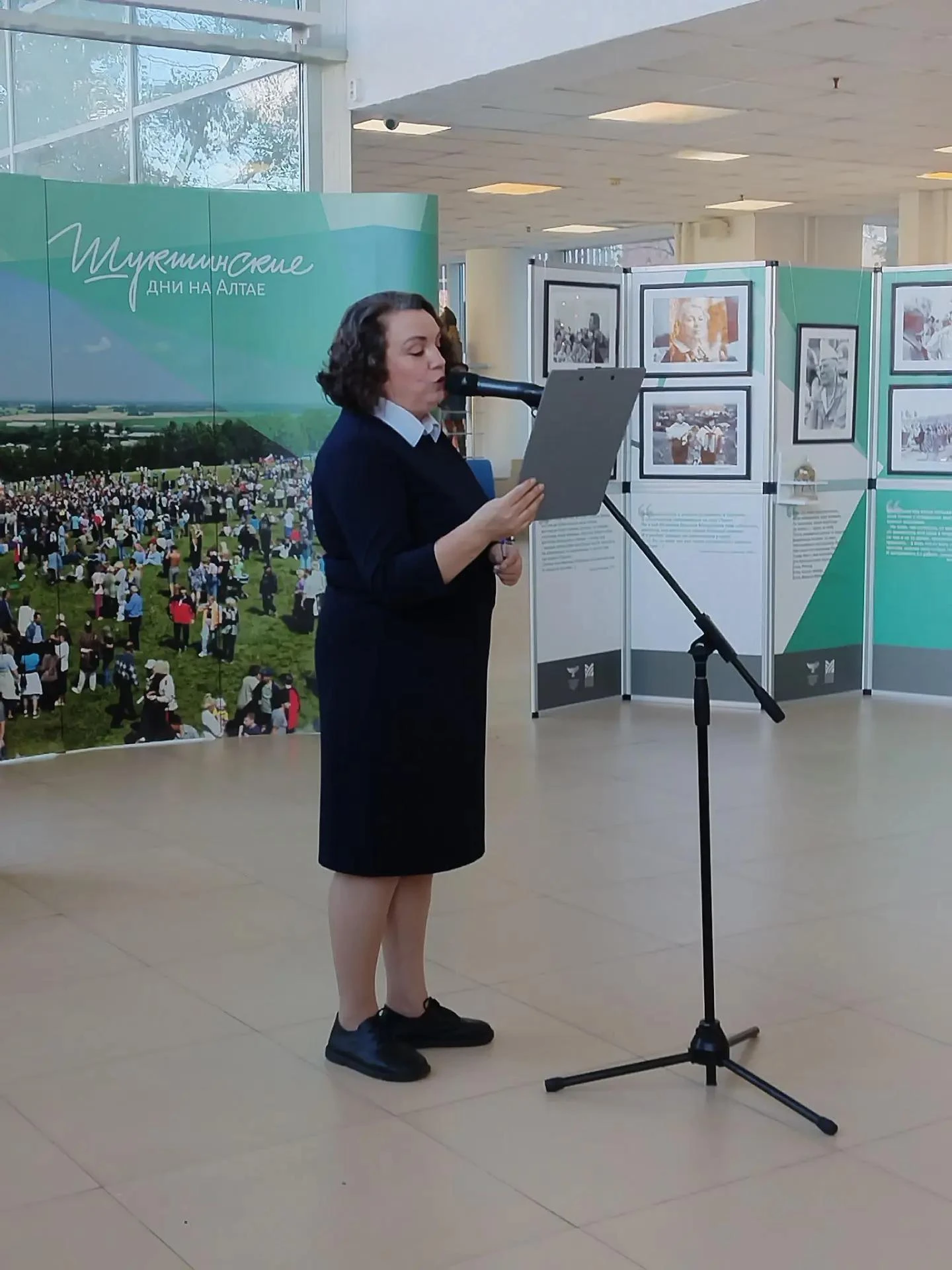 📸 Во ВГИКе открылась фотовыставка «50 лет в кадре: летопись Шукшинских чтений»