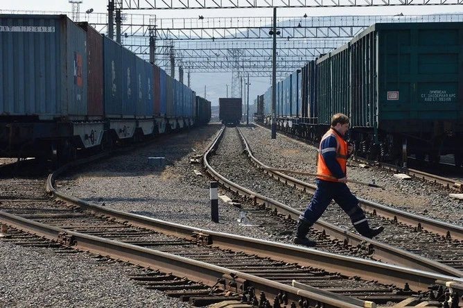 🚆 Пьяный мужчина попал под грузовой поезд в Приморье
