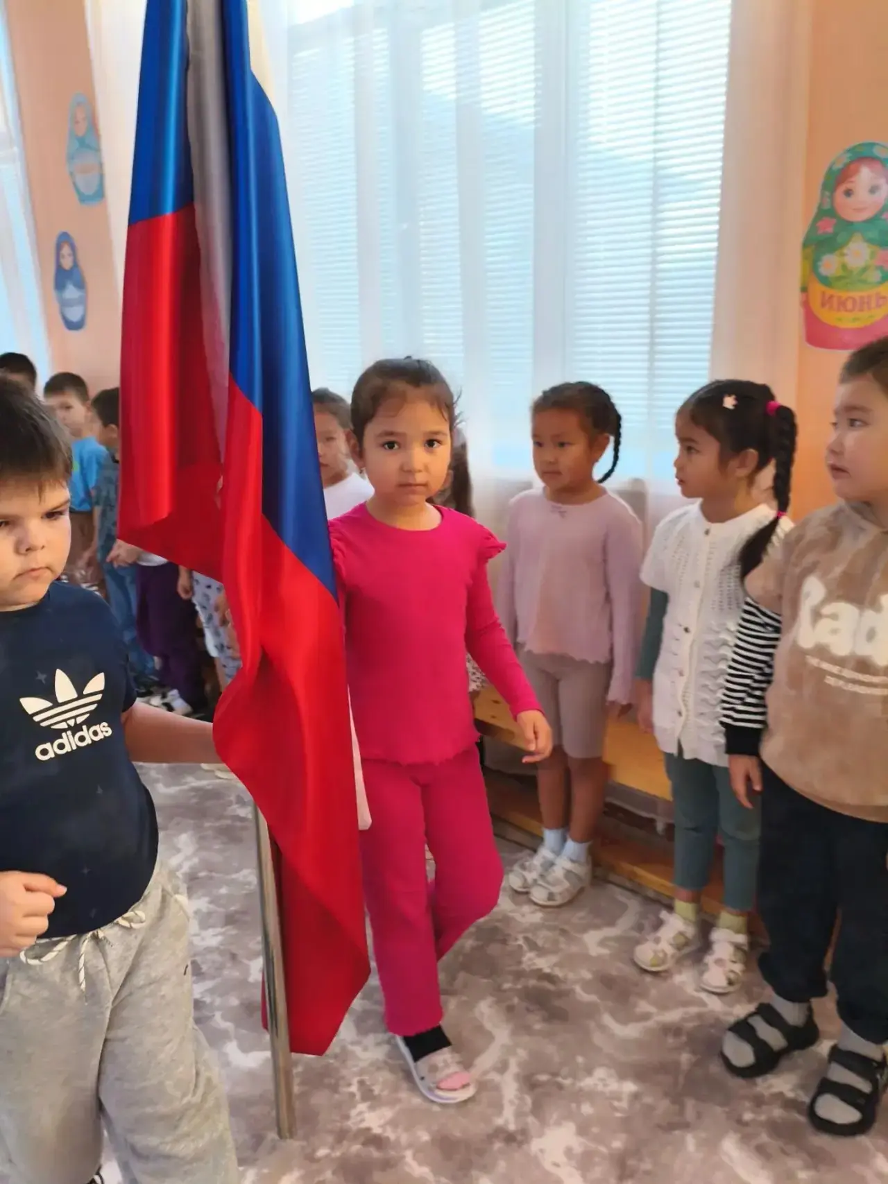 Сегодня утром в нашем зале было особенно торжественно и тихо.