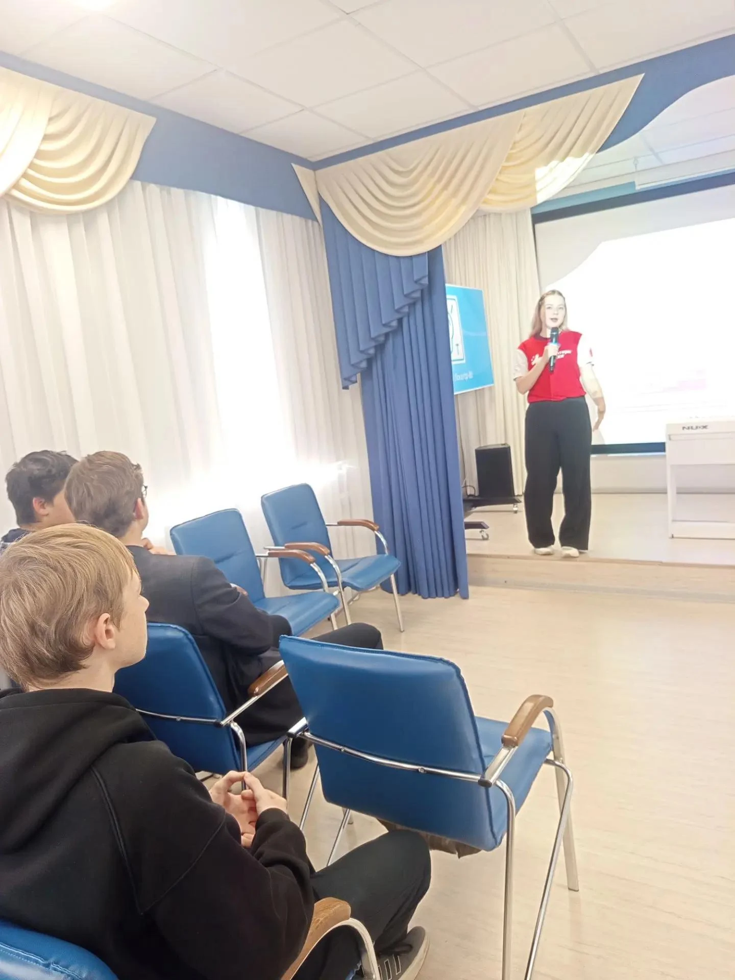 К нам в гости приехали волонтеры из движения «Волонтеры-медики», чтобы провести для  уч...