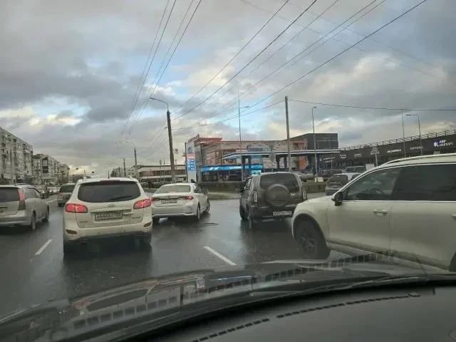 Омичи массово направились на заправки