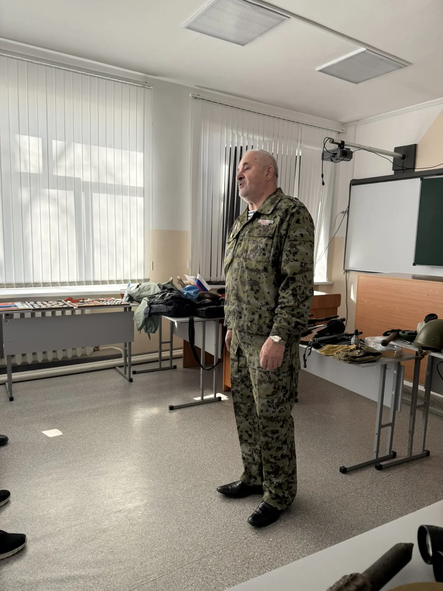 Связь поколений: в нашей школе прошла выставка оружия времен ВОВ и СВО