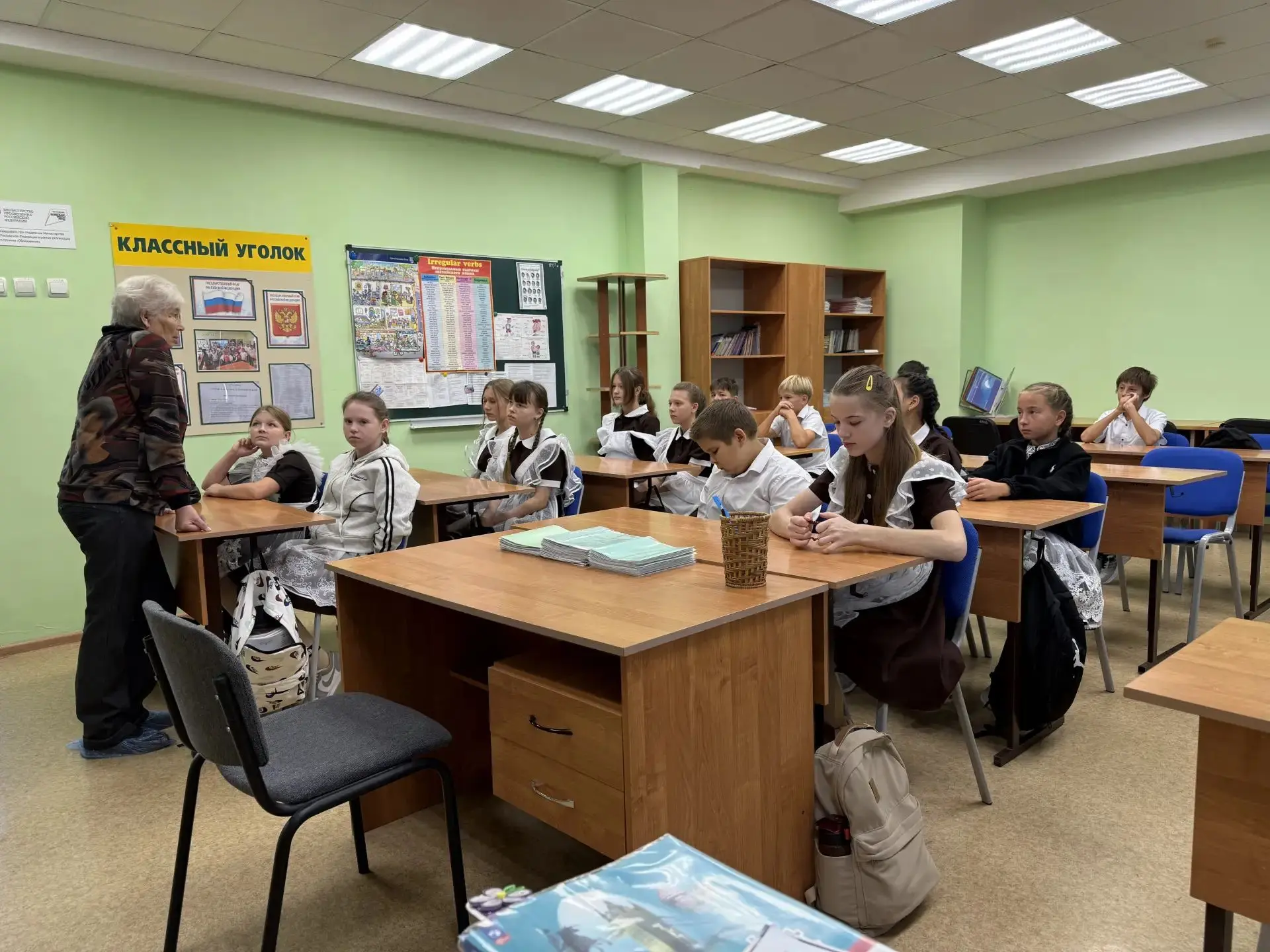 Ученики 6 класса поддержали бойцов СВО: письма и тёплые посылки от школьников