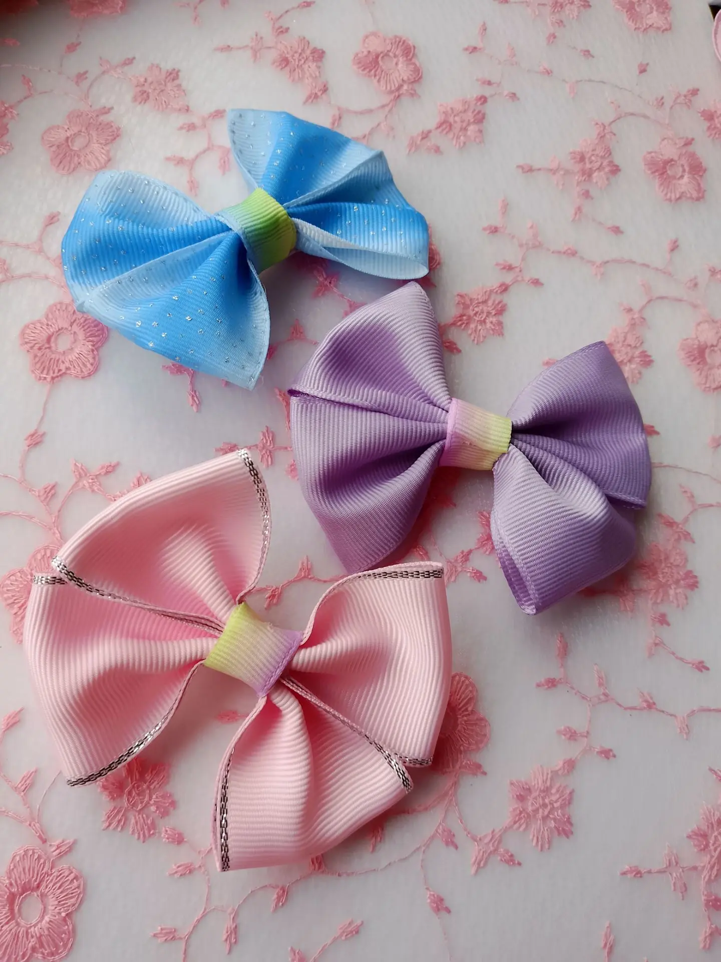 Работаю над заказом Оленьки. Бантики для выступления. 💐