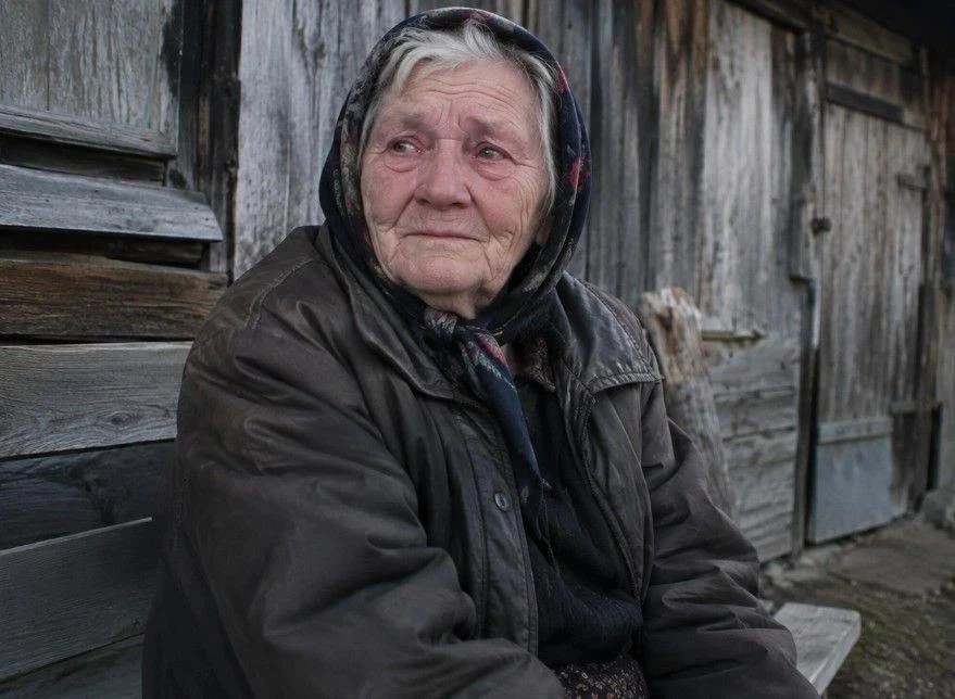 ДЕТИ БРОСИЛИ СТАРУШКУ МАТЬ В ДЕРЕВНЕ, КОГДА ПРИЕХАЛИ ЗА НАСЛЕДСТВОМ — НЕ МОГЛИ ПОВЕРИТЬ...