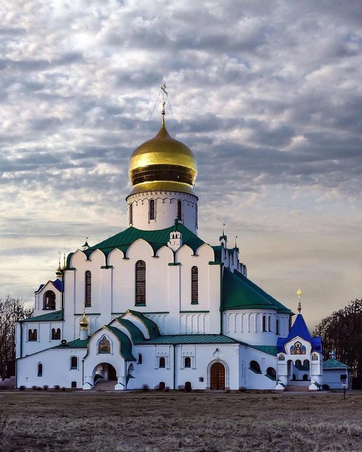Помню всенощную в Великом посту во время говения их величеств, на которую мы приехали о...