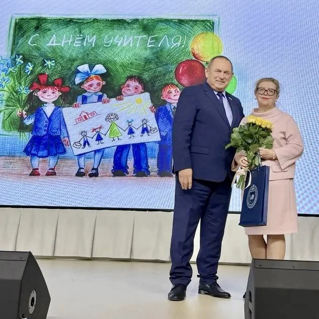 📚 Депутаты областной Думы поздравили педагогов Сахалина и Курил с Днем учителя