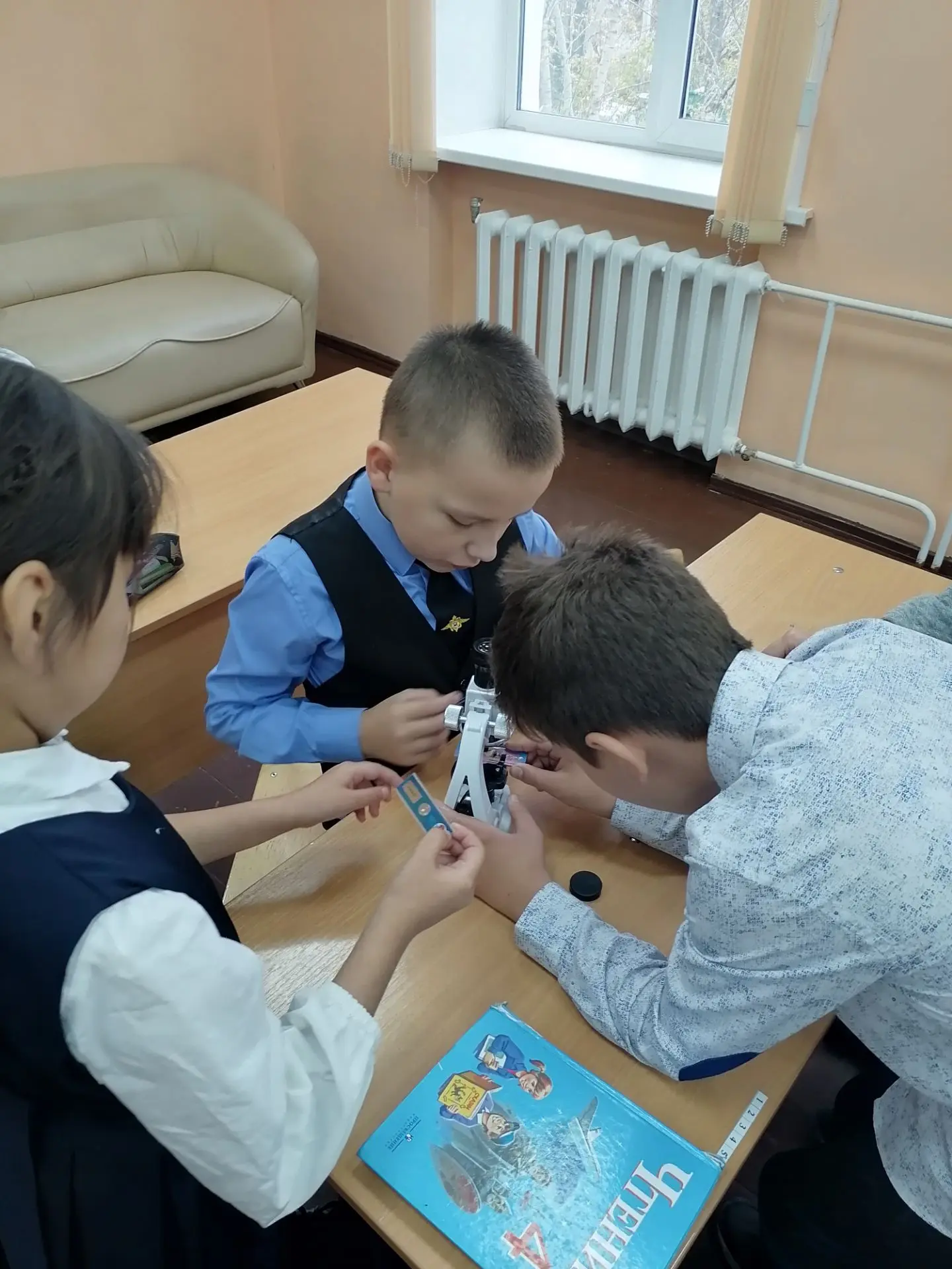 Сегодня на перемене в 4 классе произошло настоящее чудо: Данил Еропов принёс в школу ми...