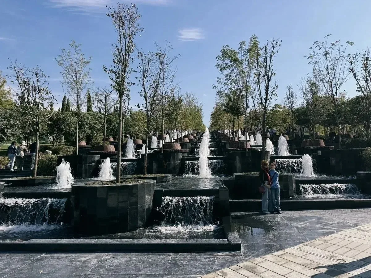 В парке «Краснодар» открыли каскадный фонтан «10 ступеней»