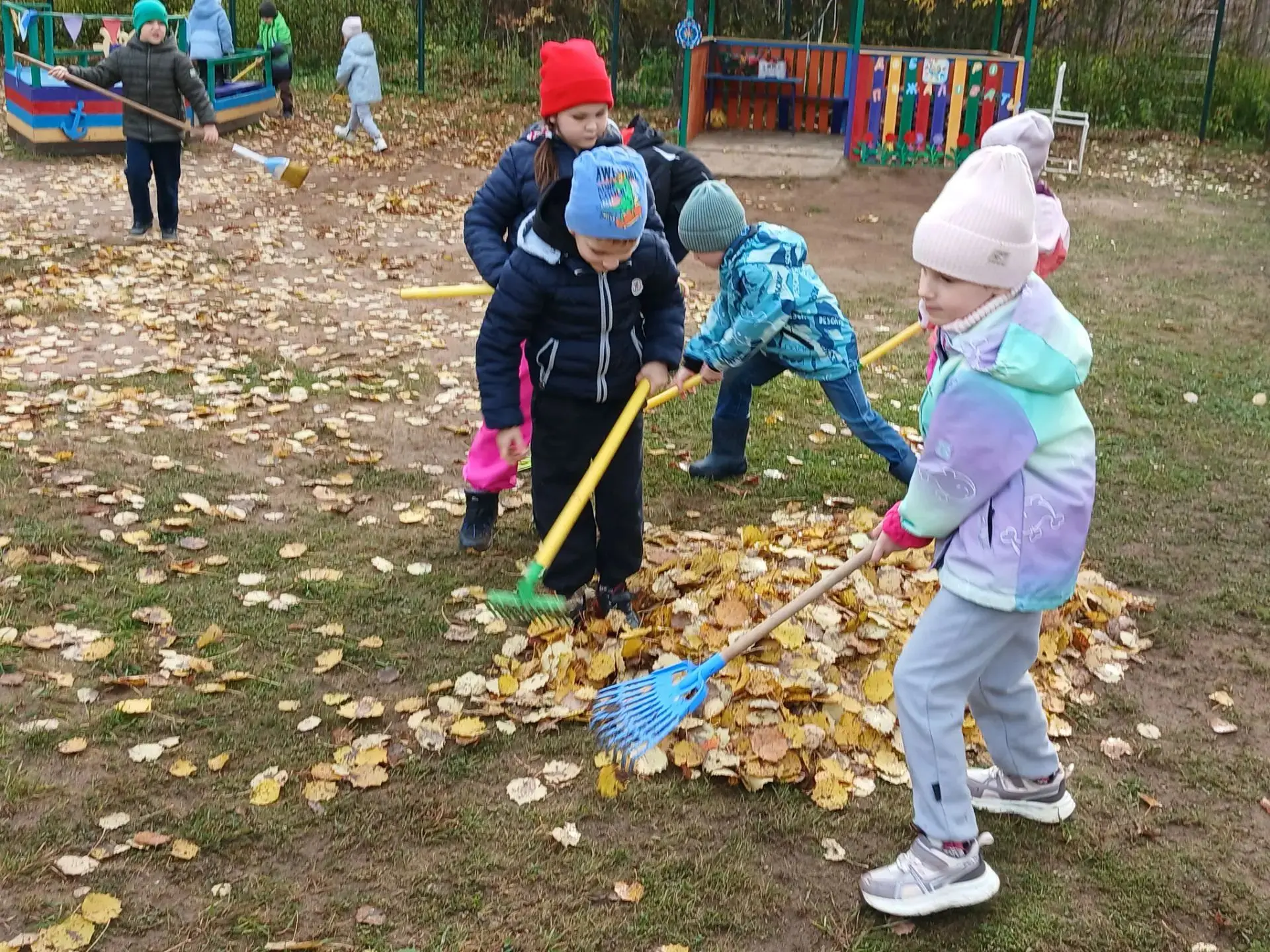 🍂 Осень — горячая пора! И это не только про заготовки, но и про наш любимый детский сад.