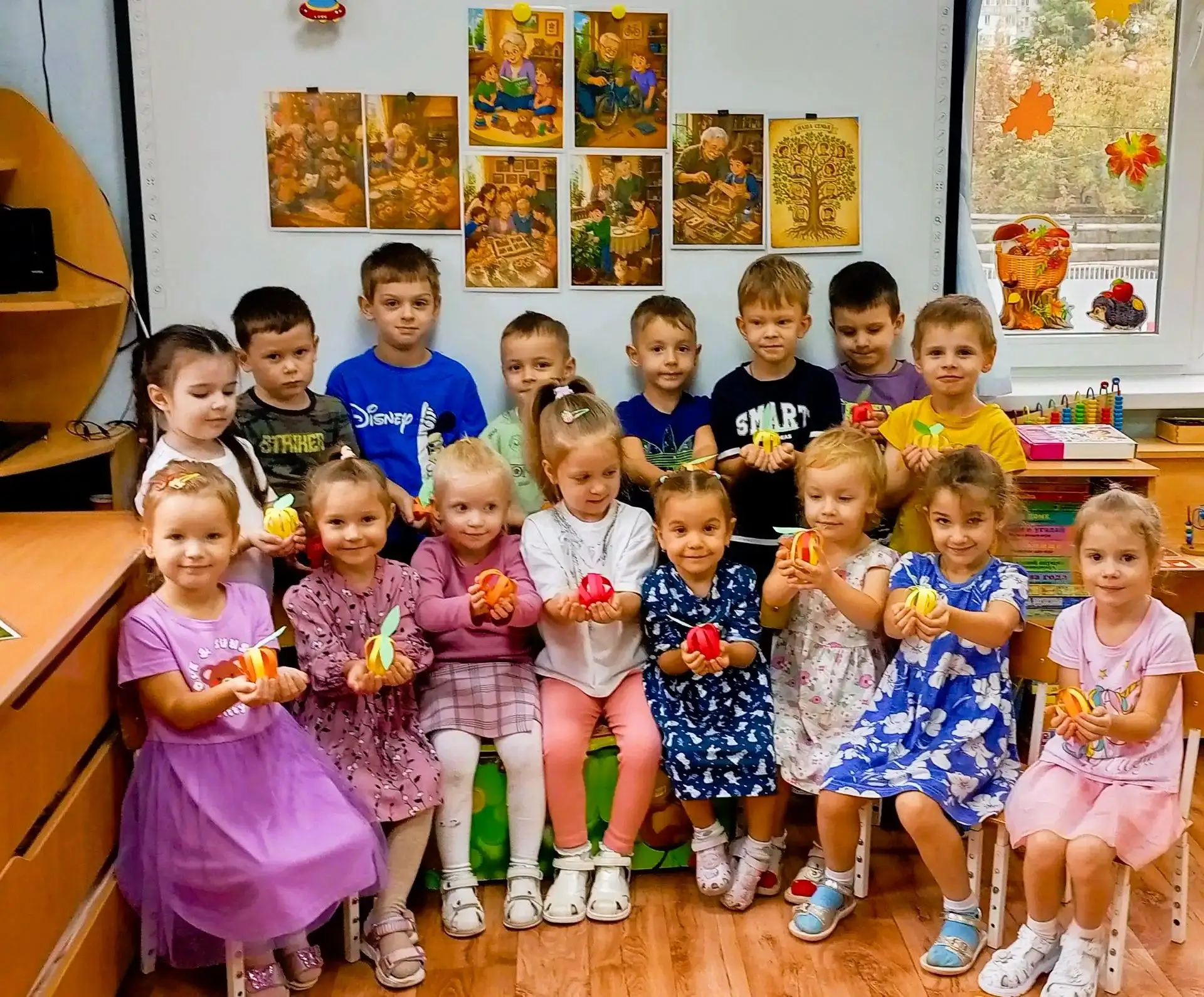 1. В международный день пожилого человека была проведена беседа, а для поздравления сво...