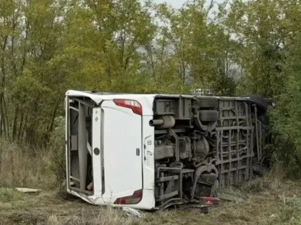 🚨 В Ростовской области водитель автобуса погиб после столкновения с ограждением