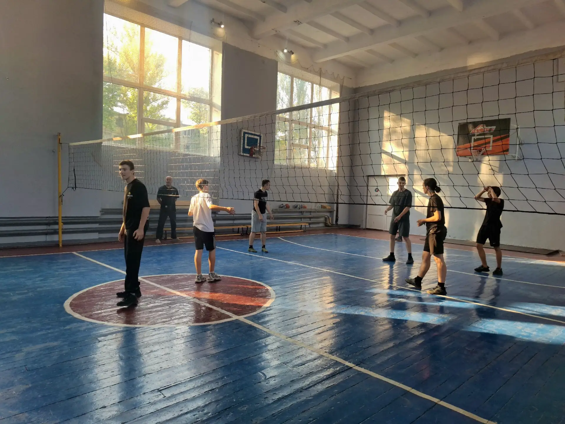 Вчера в нашей школе прошли захватывающие товарищеские матчи по волейболу между юношами ...