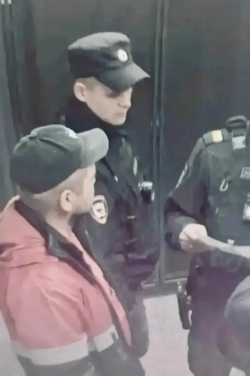 ⚡ В петербургском метро пассажиры задержали мужчину, пристававшего к подростку