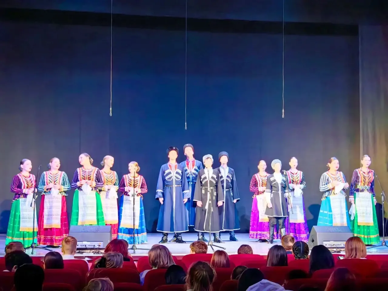 12 октября  в «Городском доме культуры №1 им. А. Д. Дементьева» прошел концерт «Любо, б...