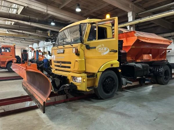 Липецкие коммунальщики готовятся к зиме. На уборку улиц планируют вывести около 100 маш...