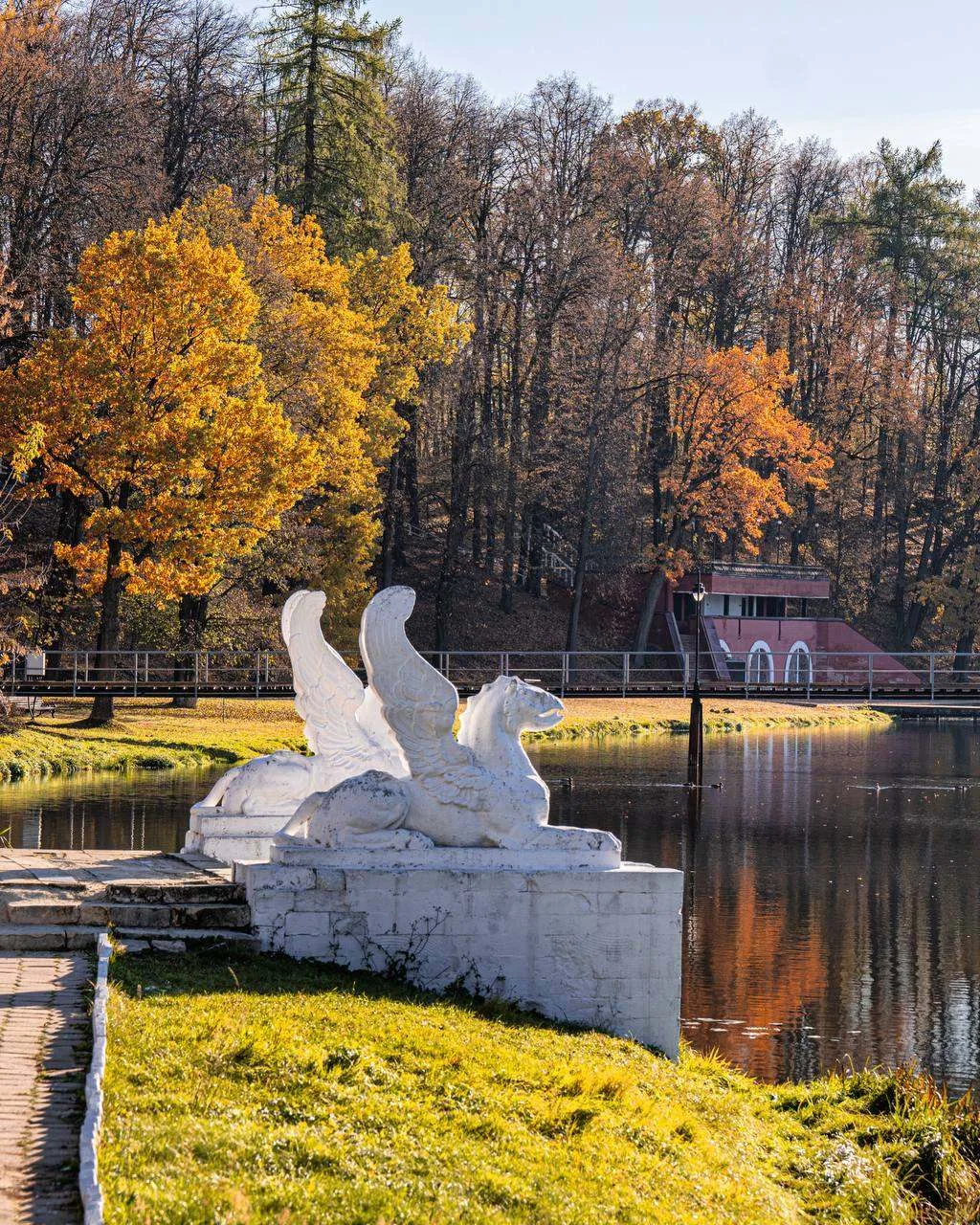 🏛 Жанровая скульптура «Грифоны» в усадьбе Марфино
